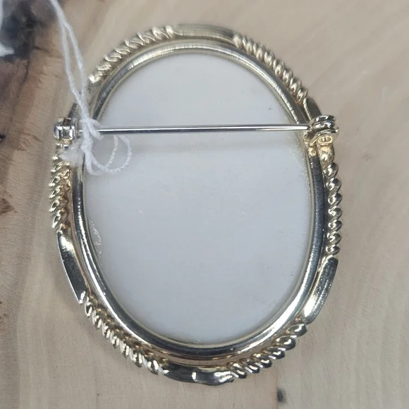 Vintage Porcelain Hand Painted Blue Floral Cameo Gold Tone Brooch GUC 2" 80s-90s - Picture 3 of 5